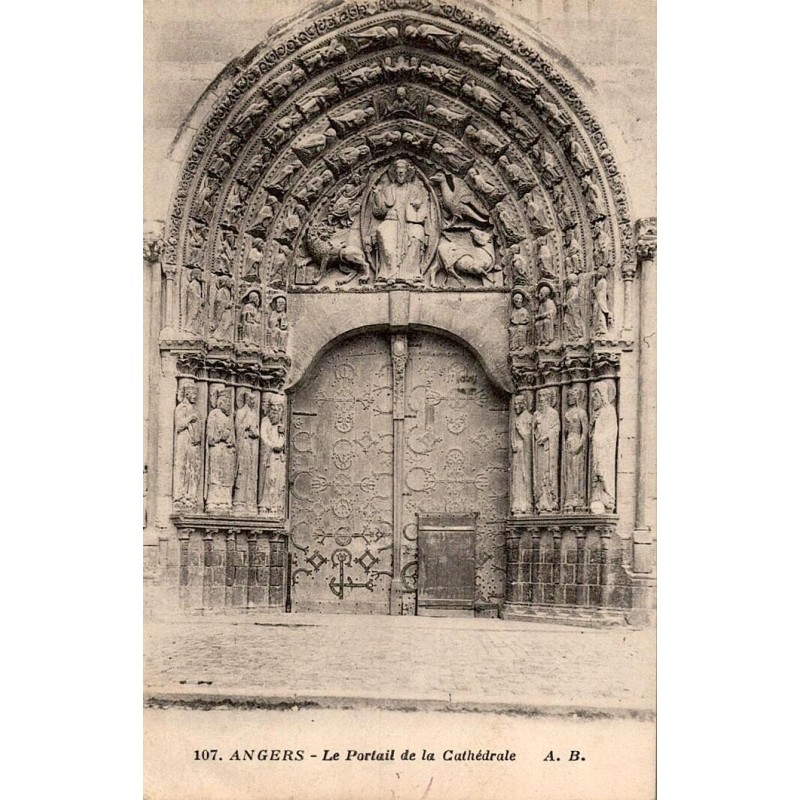 107 - ANGERS - Le portail de la Cathédrale