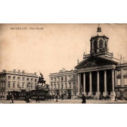 CPA Bruxelles Place Royale avec tramway, attelages et église Saint-Jacques