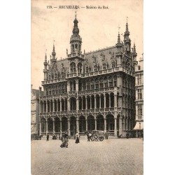 CPA Bruxelles Maison du Roi sur la Grand-Place avec passants et charrette