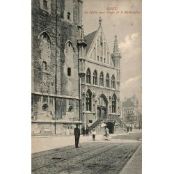 CPA Gand Halle aux draps et Ratskeller avec passants et rails de tramway