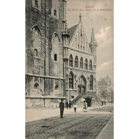 CPA Gand Halle aux draps et Ratskeller avec passants et rails de tramway