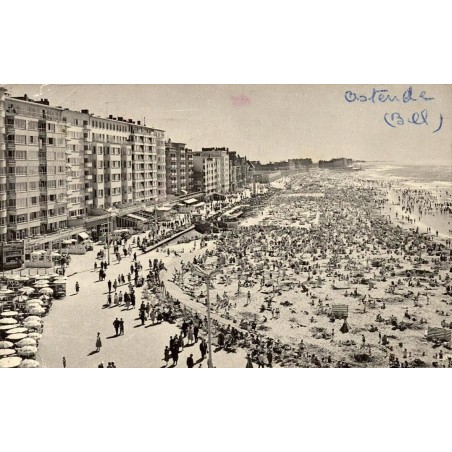 CPSM Ostende montrant la digue, les immeubles et la plage très animée en Belgique