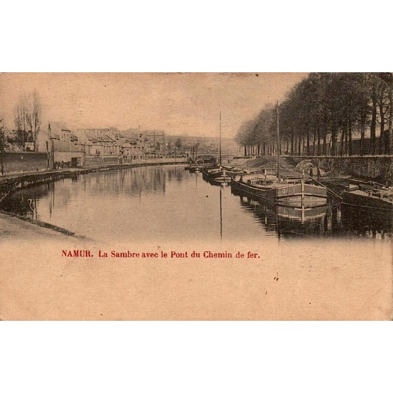 CPA Namur montrant la Sambre, des péniches amarrées et le pont du chemin de fer