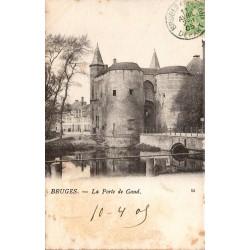 CPA Bruges montrant la Porte de Gand, ses tours fortifiées, le pont et les douves