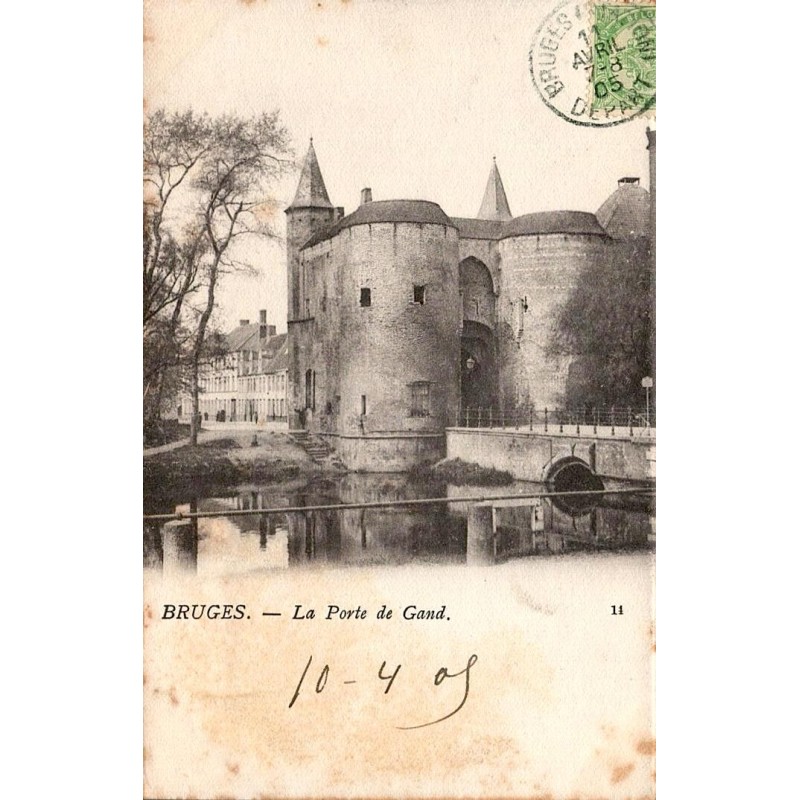 CPA Bruges montrant la Porte de Gand, ses tours fortifiées, le pont et les douves