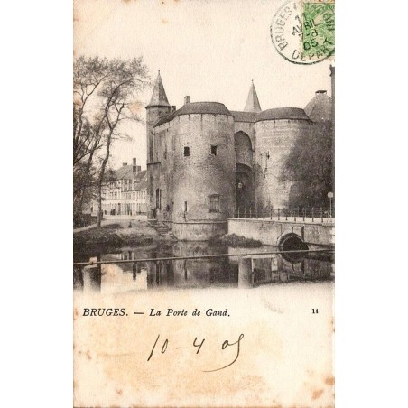 CPA Bruges montrant la Porte de Gand, ses tours fortifiées, le pont et les douves