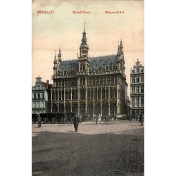 CPA Bruxelles montrant la Maison du Roi sur la Grand-Place avec passants et attelages
