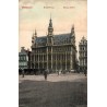 CPA Bruxelles montrant la Maison du Roi sur la Grand-Place avec passants et attelages