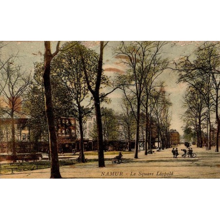 CPA Namur vue du Square Léopold avec promeneurs et cyclistes