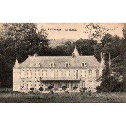 CPA Vandières montrant le château et sa longue façade dans un parc arboré en 1916