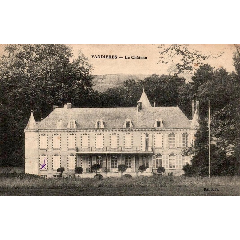 CPA Vandières montrant le château et sa longue façade dans un parc arboré en 1916