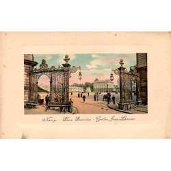 CPA Nancy Place Stanislas colorisée avec grilles Jean Lamour, cyclistes et voiture hippomobile