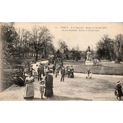 CPA Nancy Pépinière statue de Claude Gellée avec promeneurs en tenue d’époque