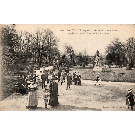 CPA Nancy Pépinière statue de Claude Gellée avec promeneurs en tenue d’époque