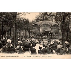 CPA Nancy Pépinière pendant un concert au kiosque devant une foule animée