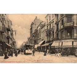 CPA Nancy rue Saint-Dizier Point Central avec tramway et commerces animés