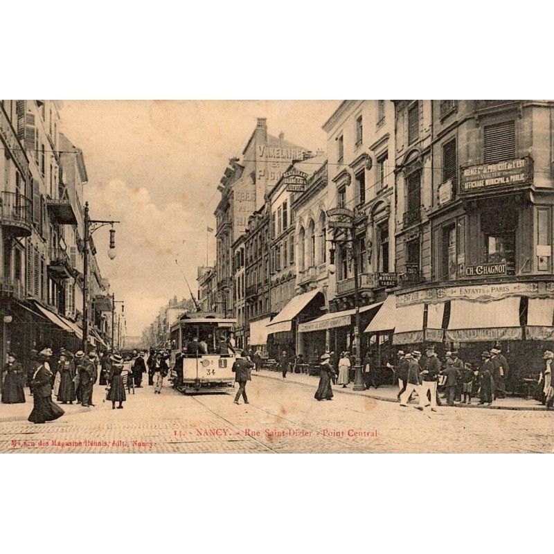 CPA Nancy rue Saint-Dizier Point Central avec tramway et commerces animés