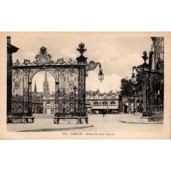 CPA Nancy grilles de Jean Lamour avec flèche de la cathédrale en arrière-plan