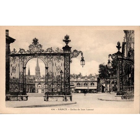 CPA Nancy grilles de Jean Lamour avec flèche de la cathédrale en arrière-plan