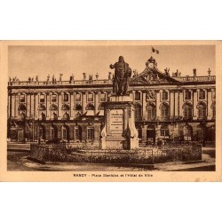CPA Nancy place Stanislas statue de Stanislas devant l’Hôtel de Ville