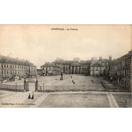 CPA Lunéville château et cour d’honneur avec statue équestre du général Lasalle