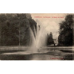 CPA Lunéville château vu des jardins avec bassin et allées arborées
