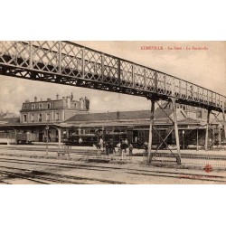 CPA Lunéville gare avec passerelle métallique, trains et voyageurs, carte circulée