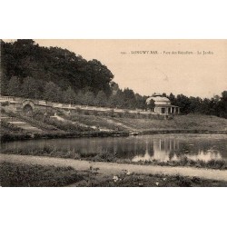 CPA Longwy-Bas parc des Récollets avec bassin, pont de pierre et pavillon