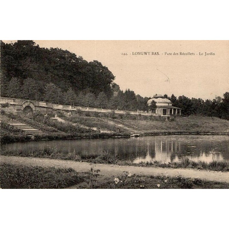 CPA Longwy-Bas parc des Récollets avec bassin, pont de pierre et pavillon
