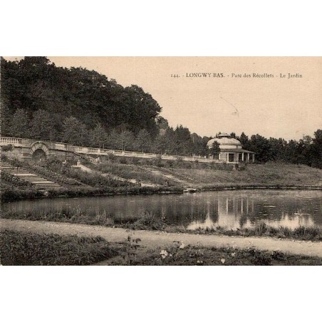 CPA Longwy-Bas parc des Récollets avec bassin, pont de pierre et pavillon
