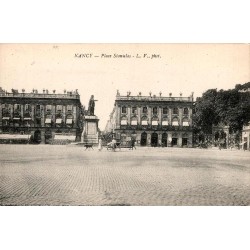CPA Nancy place Stanislas avec statue de Stanislas, vue urbaine ancienne vierge