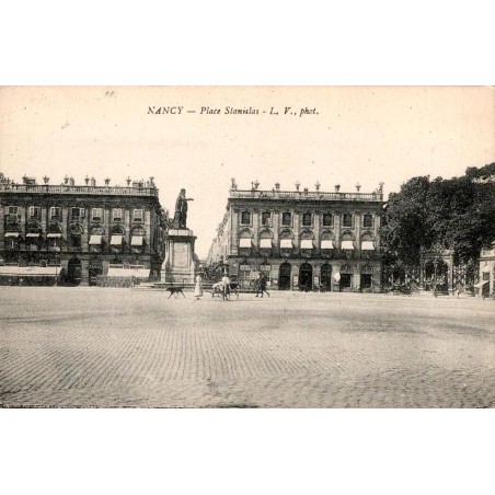 CPA Nancy place Stanislas avec statue de Stanislas, vue urbaine ancienne vierge