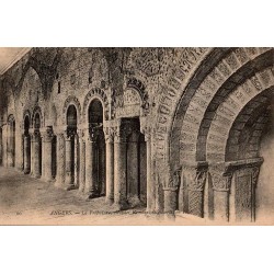 Carte postale ancienne des arcades romaines découvertes en 1836 à la Préfecture d’Angers