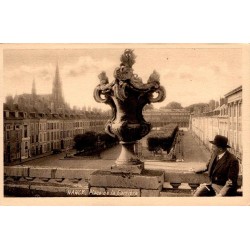 CPA Nancy place de la Carrière, vue panoramique ancienne avec vase d’ornement