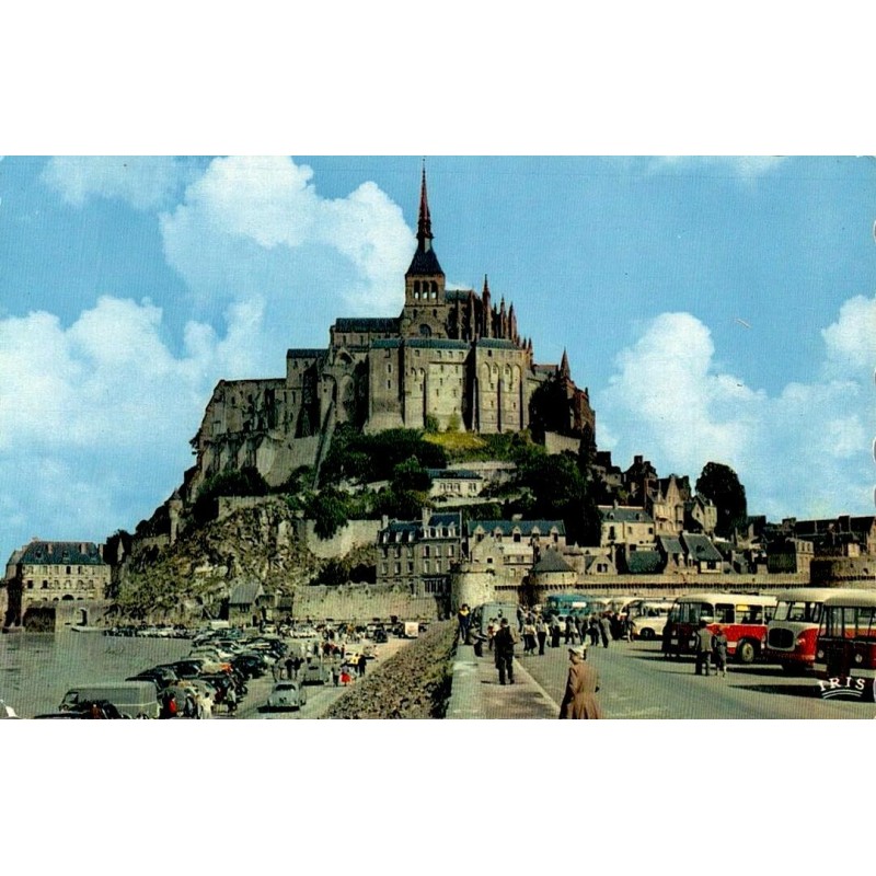 Carte postale ancienne du Mont-Saint-Michel vue générale depuis la digue avec touristes