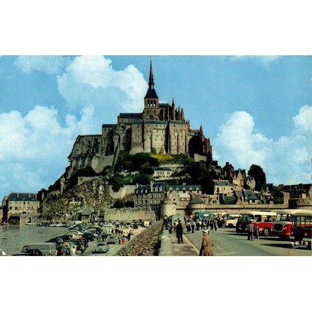 Carte postale ancienne du Mont-Saint-Michel vue générale depuis la digue avec touristes