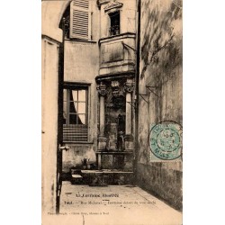 CPA Toul rue Michatel avec fontaine Renaissance du XVIe siècle en Meurthe-et-Moselle