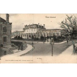 CPA Toul la gare avec bâtiment voyageurs et passants en Meurthe-et-Moselle