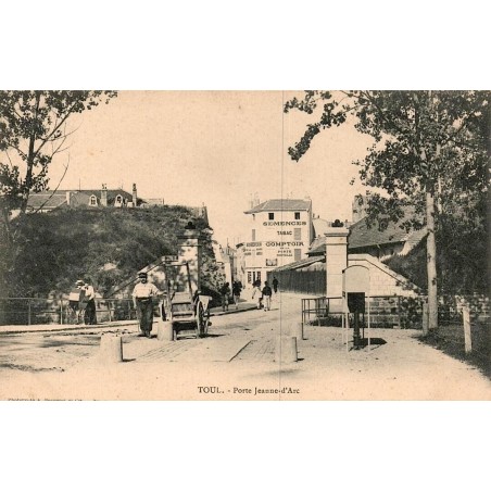 CPA Toul Porte Jeanne d’Arc, rue ancienne avec commerces et habitants en Meurthe-et-Moselle