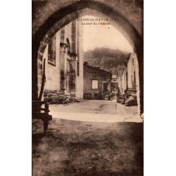 CPA Blénod-lès-Toul cour du château vue sous un passage voûté