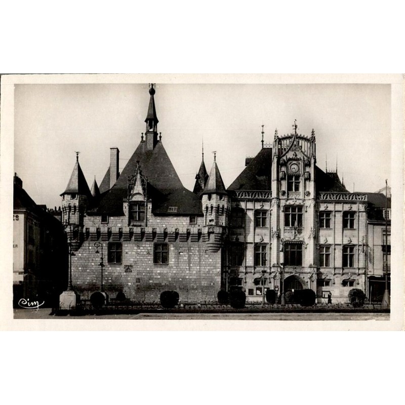 SAUMUR - L'Hôtel de ville (XVè siècle)