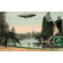 CPA Paris Buttes-Chaumont avec dirigeable République au-dessus du lac, carte circulée de 1909