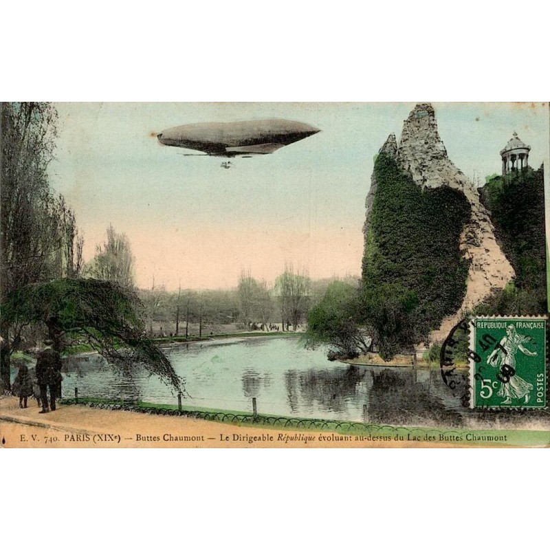 CPA Paris Buttes-Chaumont avec dirigeable République au-dessus du lac, carte circulée de 1909