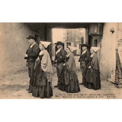 CPA habitants du Léon en costumes bretons de fête Finistère