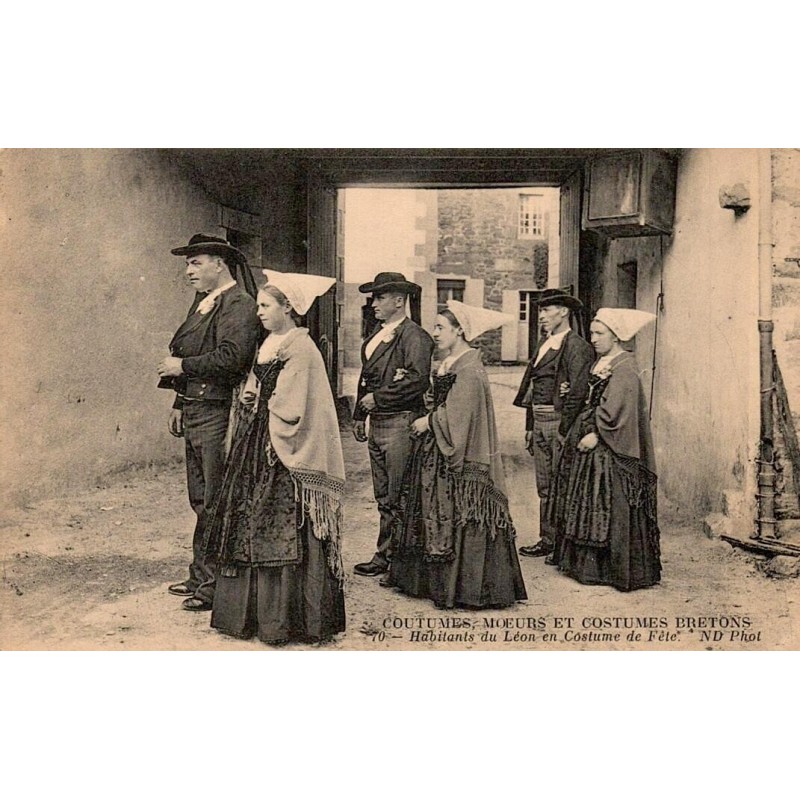 CPA habitants du Léon en costumes bretons de fête Finistère
