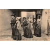 CPA habitants du Léon en costumes bretons de fête Finistère