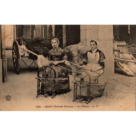 CPA Bourg-en-Bresse fileuses en costumes bressans avec rouets