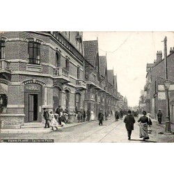 CPA Paris-Plage La rue de Paris animée avec pharmacie et rails de tramway
