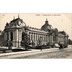 CPA Paris Champs-Élysées montrant le Petit Palais et une voiture hippomobile