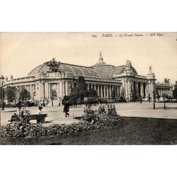 CPA Paris Le Grand Palais vue extérieure avec voiture hippomobile aux Champs-Élysées